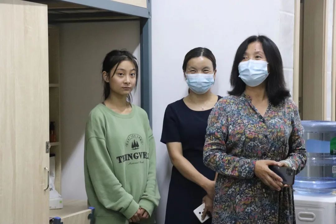 关怀入宿舍 温情暖人心|校院领导深入宿舍慰问2022级新生 第 3 张 关怀入宿舍 温情暖人心|校院领导深入宿舍慰问2022级新生 第 3 张