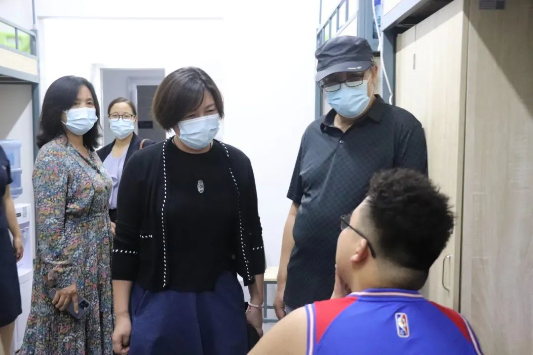 关怀入宿舍 温情暖人心|校院领导深入宿舍慰问2022级新生 第 6 张 关怀入宿舍 温情暖人心|校院领导深入宿舍慰问2022级新生 第 6 张