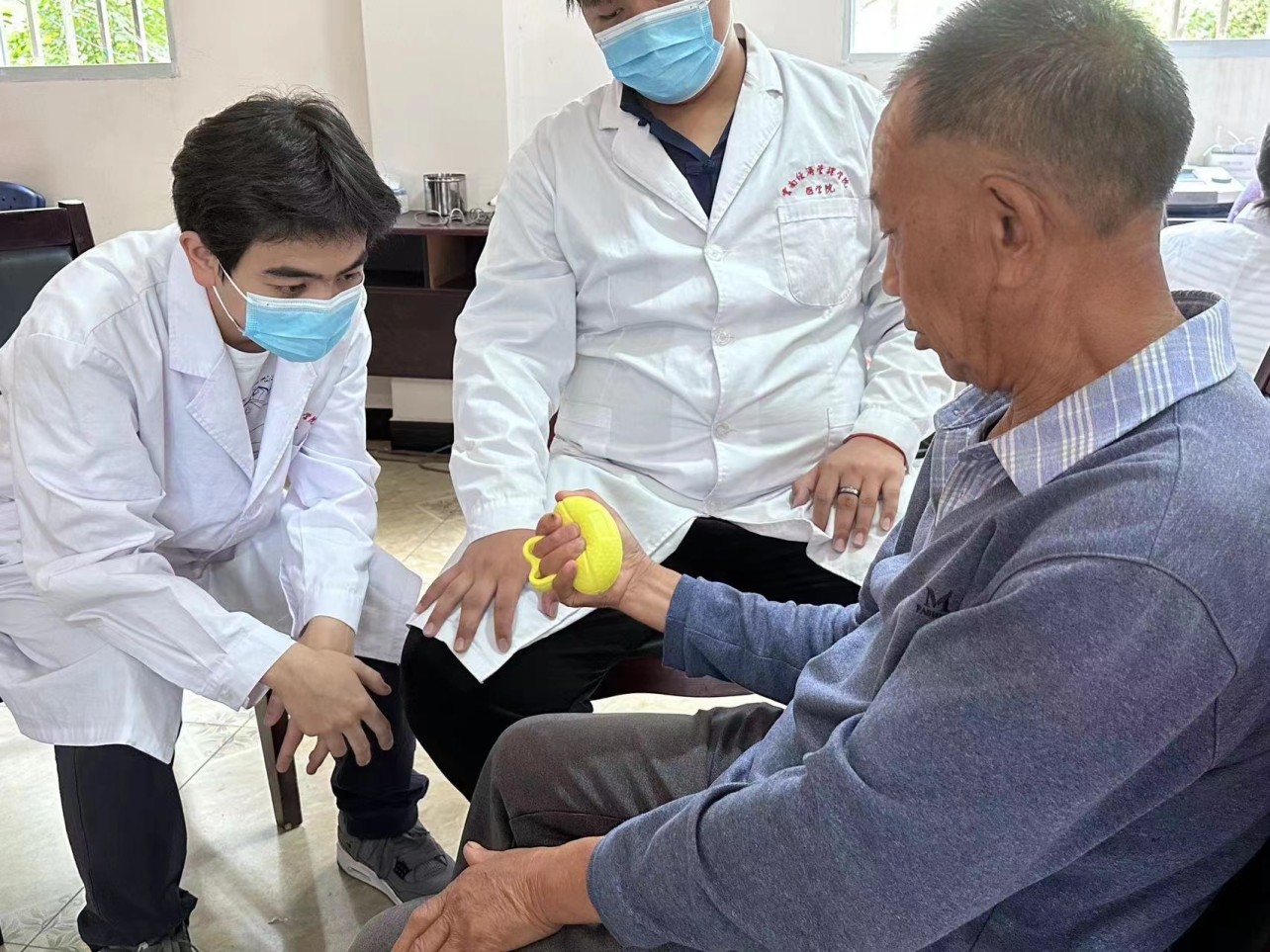 济世为民送温暖，仁心仁术守初心            ——记我校医学院康复专业暑期专业实践活动 第 9 张