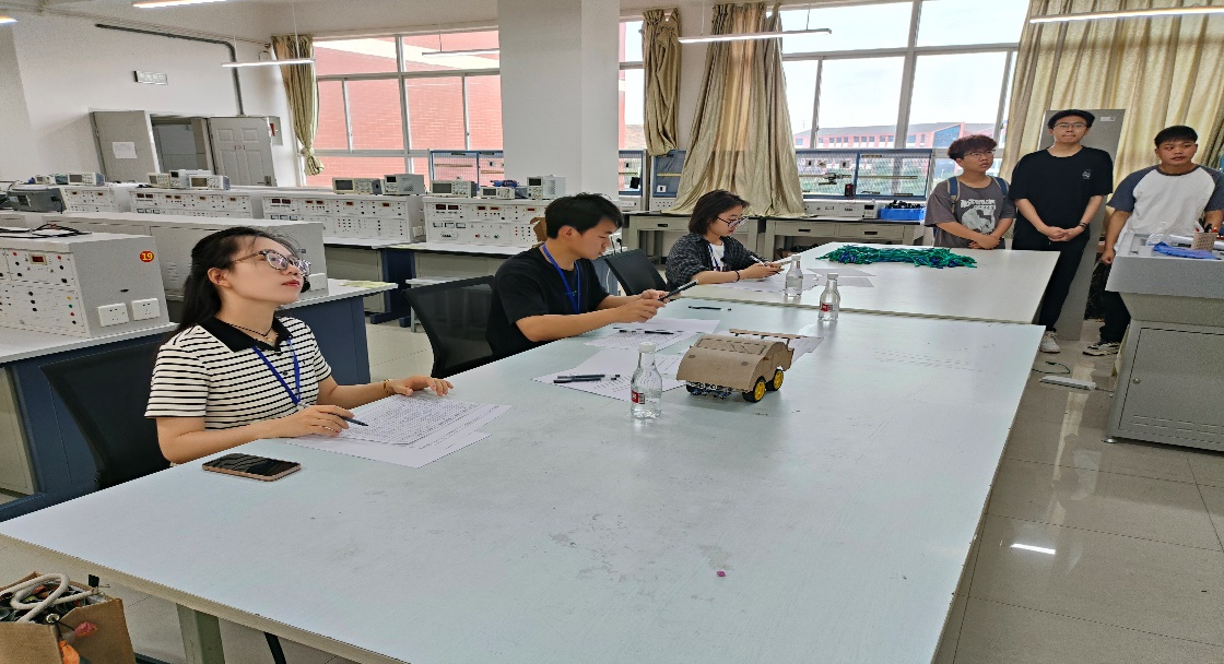 以赛促学|信息与智能工程学院 第二届“智创杯·寻迹探行小车”竞赛圆满落幕 第 8 张 以赛促学|信息与智能工程学院 第二届“智创杯·寻迹探行小车”竞赛圆满落幕 第 8 张