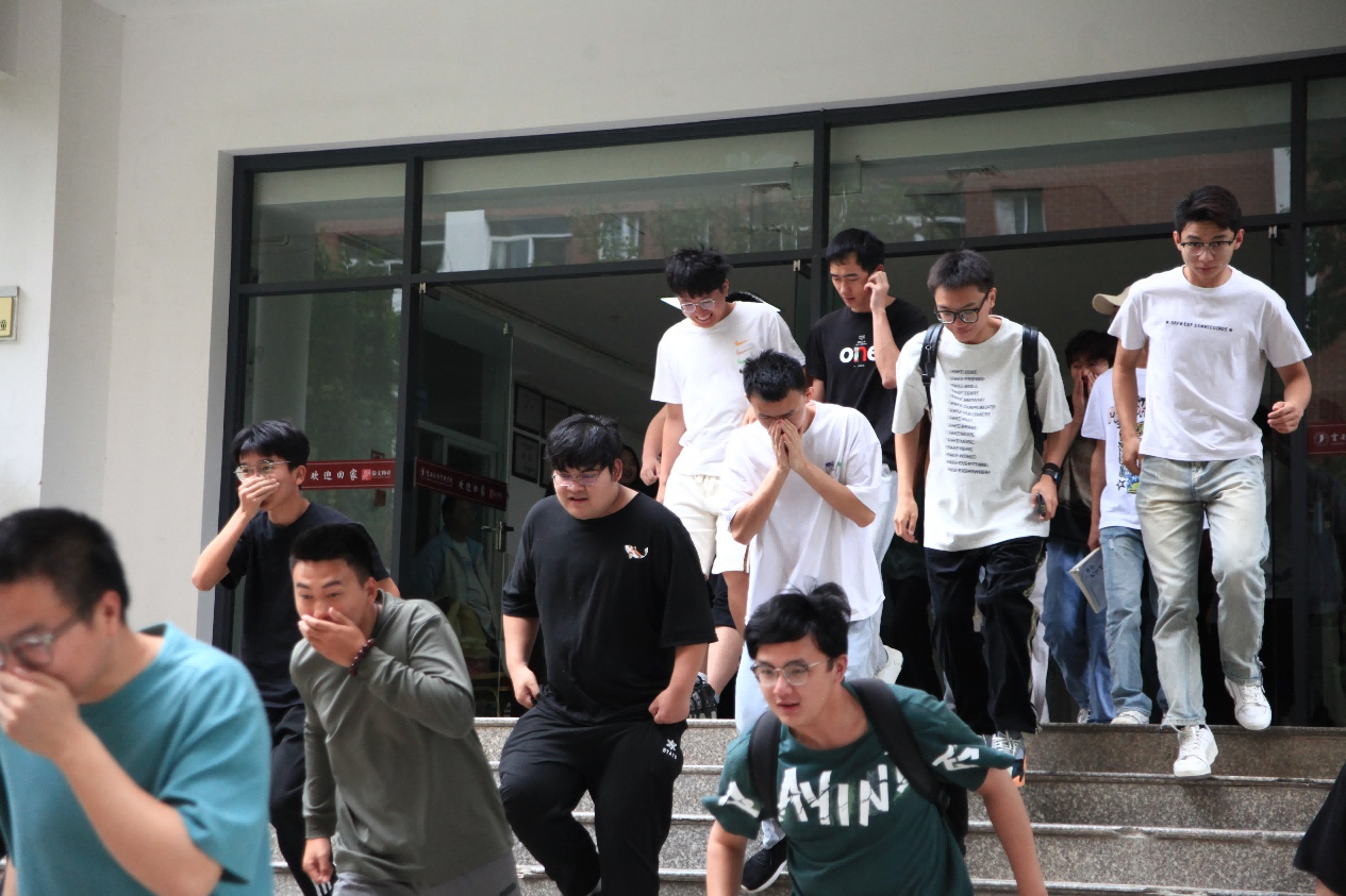 图片 6.png 【信智社区团学活动】信息与智能工程学院积极参与学校综合应急疏散演练 第 4 张