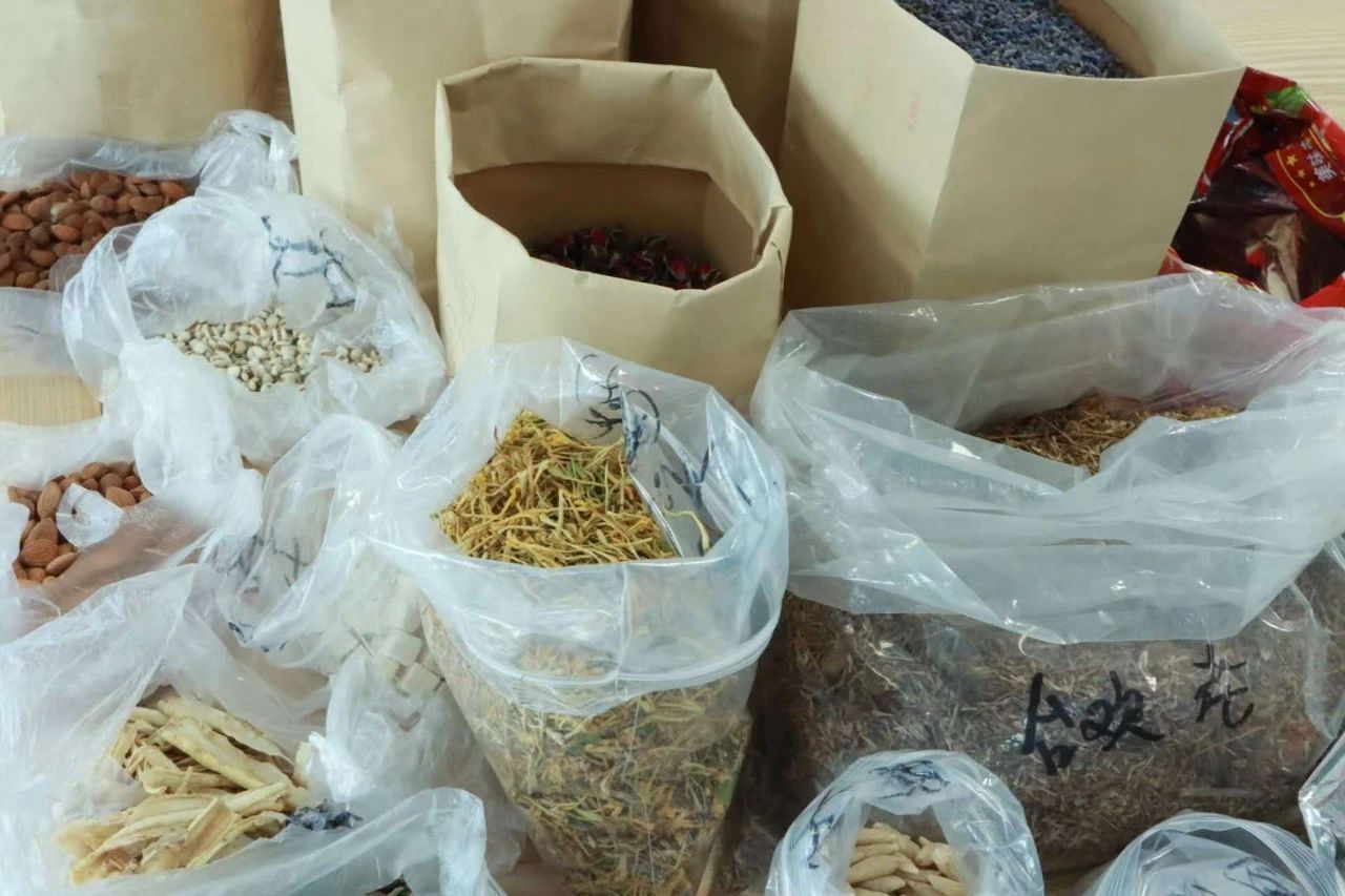 药香四溢满校园，健康同行谢师恩 第 3 张