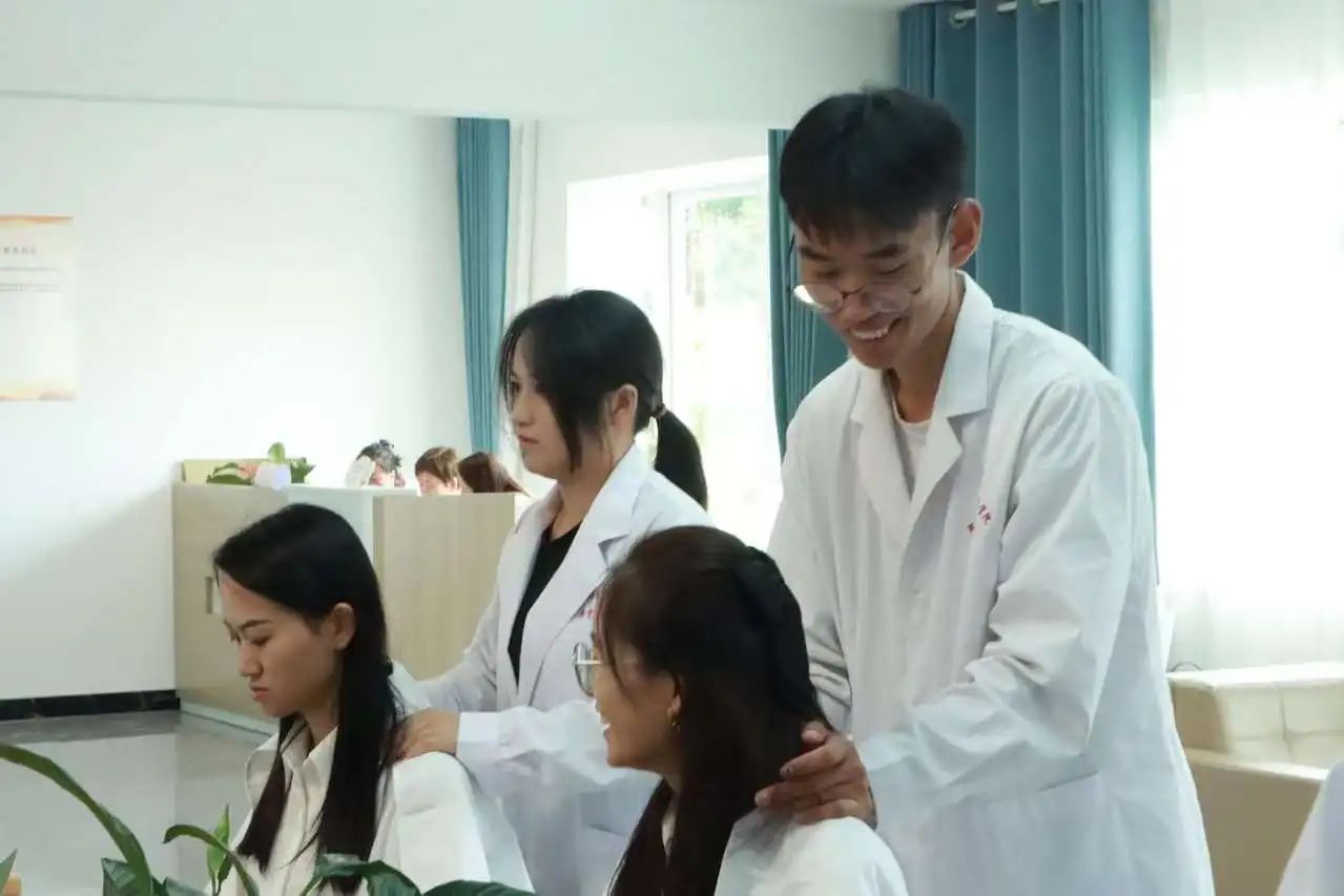 药香四溢满校园，健康同行谢师恩 第 14 张