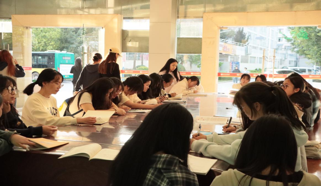 读书角——医学院学生会学术研习部开展读书交流会 第 1 张