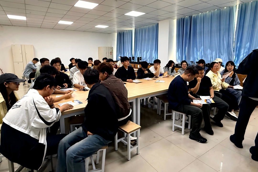 图六 学生听讲二.jpg