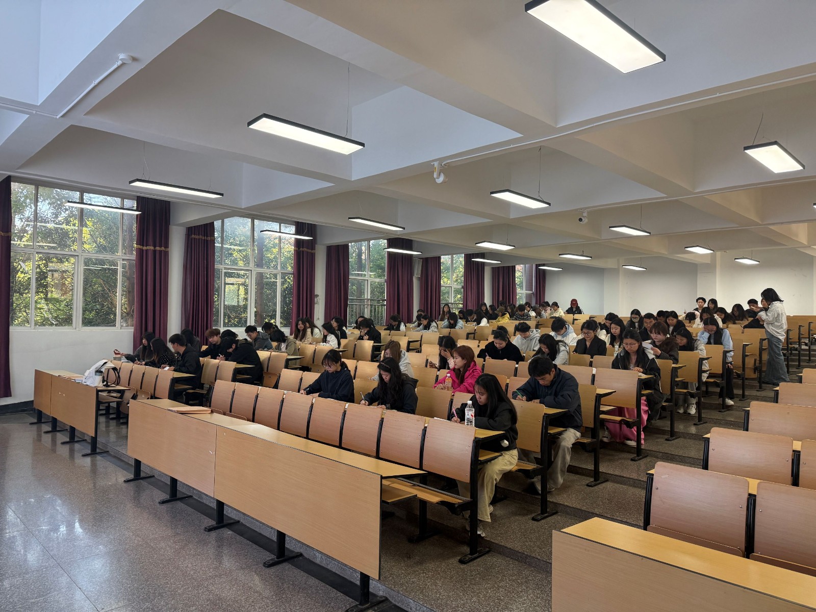 1.jpeg 以考验学,以技赋能——医学院2026届专科药学毕业综合考试圆满落幕 第 1 张