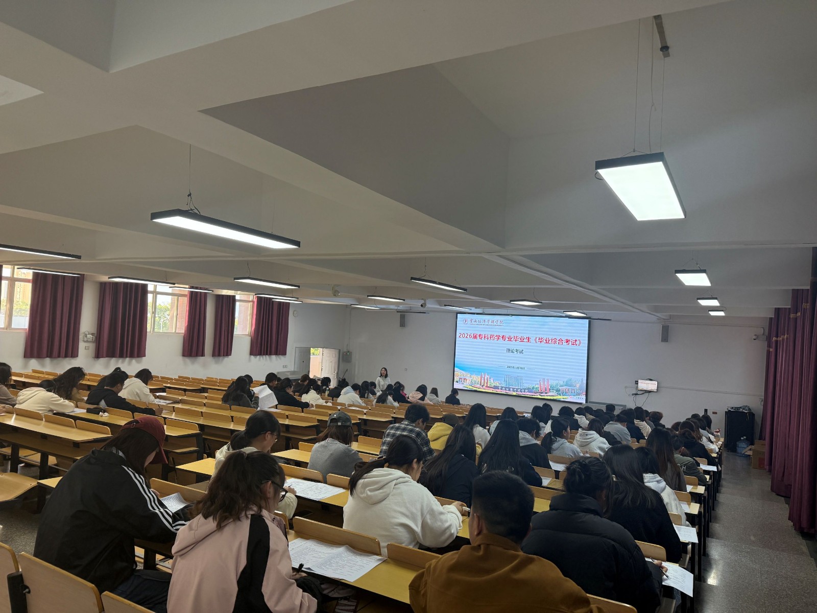 2.jpeg 以考验学,以技赋能——医学院2026届专科药学毕业综合考试圆满落幕 第 2 张