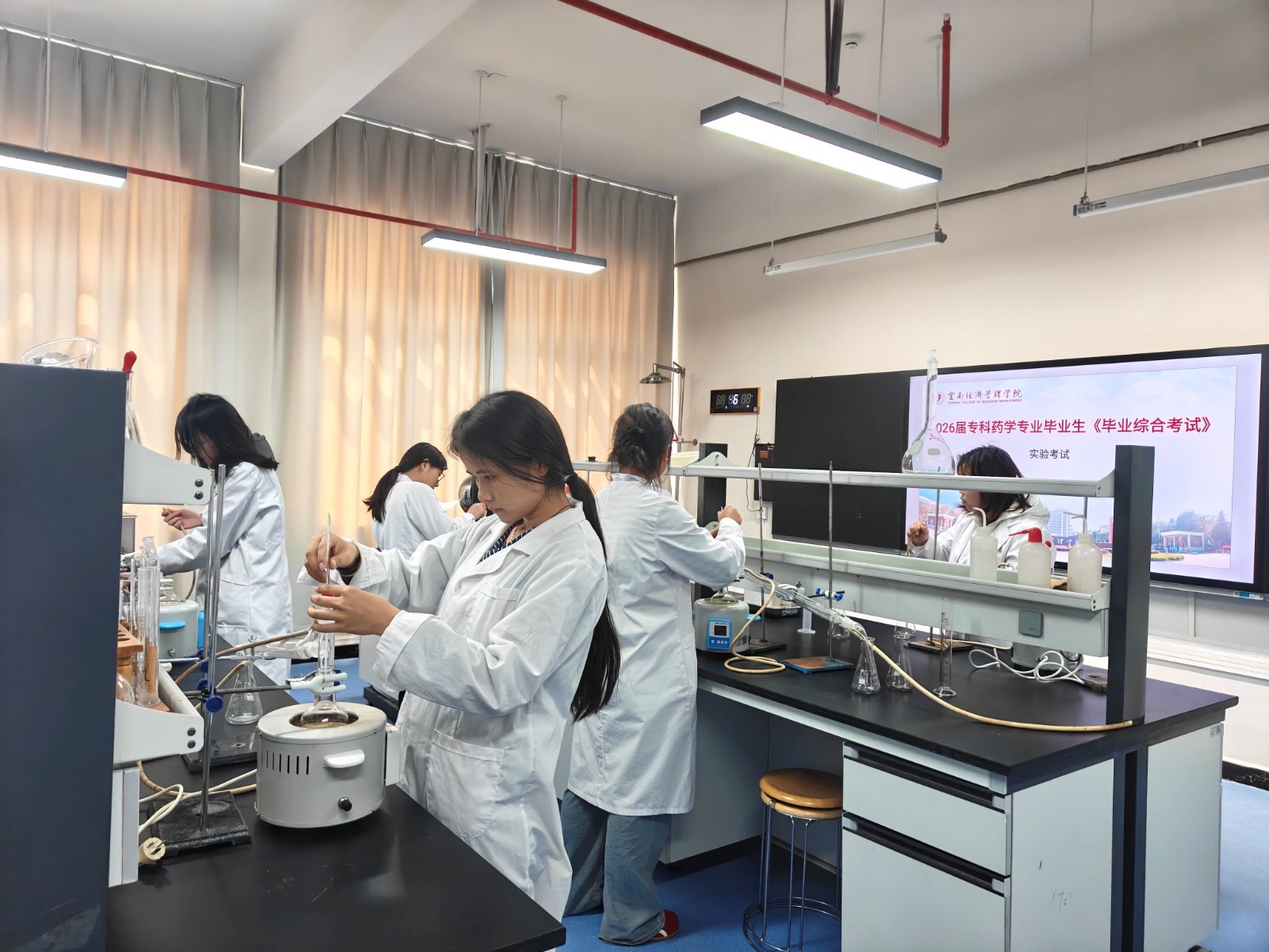 4.jpeg 以考验学,以技赋能——医学院2026届专科药学毕业综合考试圆满落幕 第 4 张