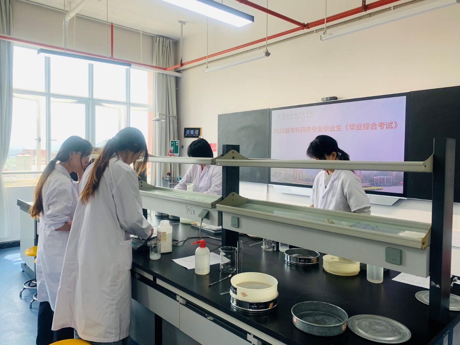 5.jpeg 以考验学,以技赋能——医学院2026届专科药学毕业综合考试圆满落幕 第 5 张