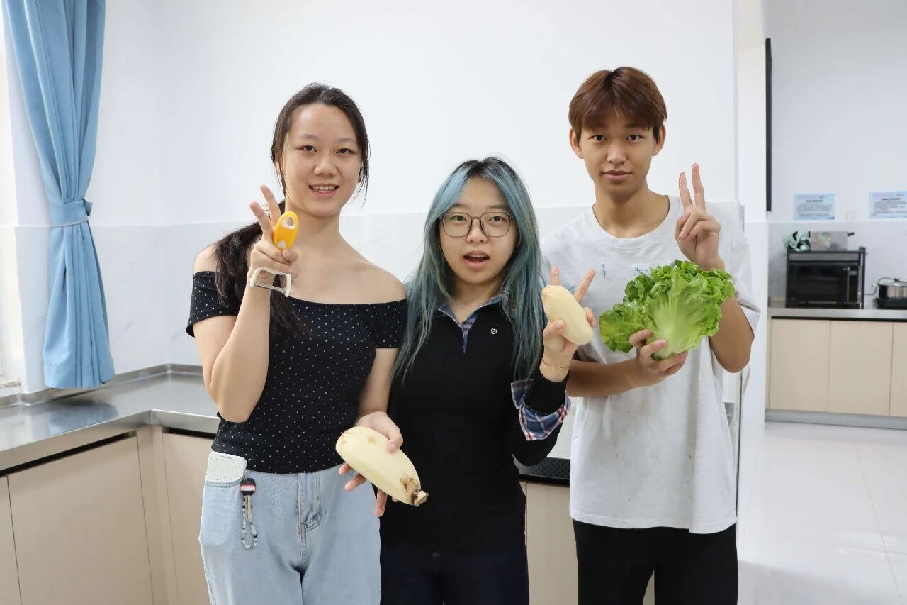 月满经管寄乡愁,情暖杏林伴韶华 |医学院举办中秋留校学子暖心茶话餐叙会 第 7 张 月满经管寄乡愁,情暖杏林伴韶华 |医学院举办中秋留校学子暖心茶话餐叙会 第 7 张